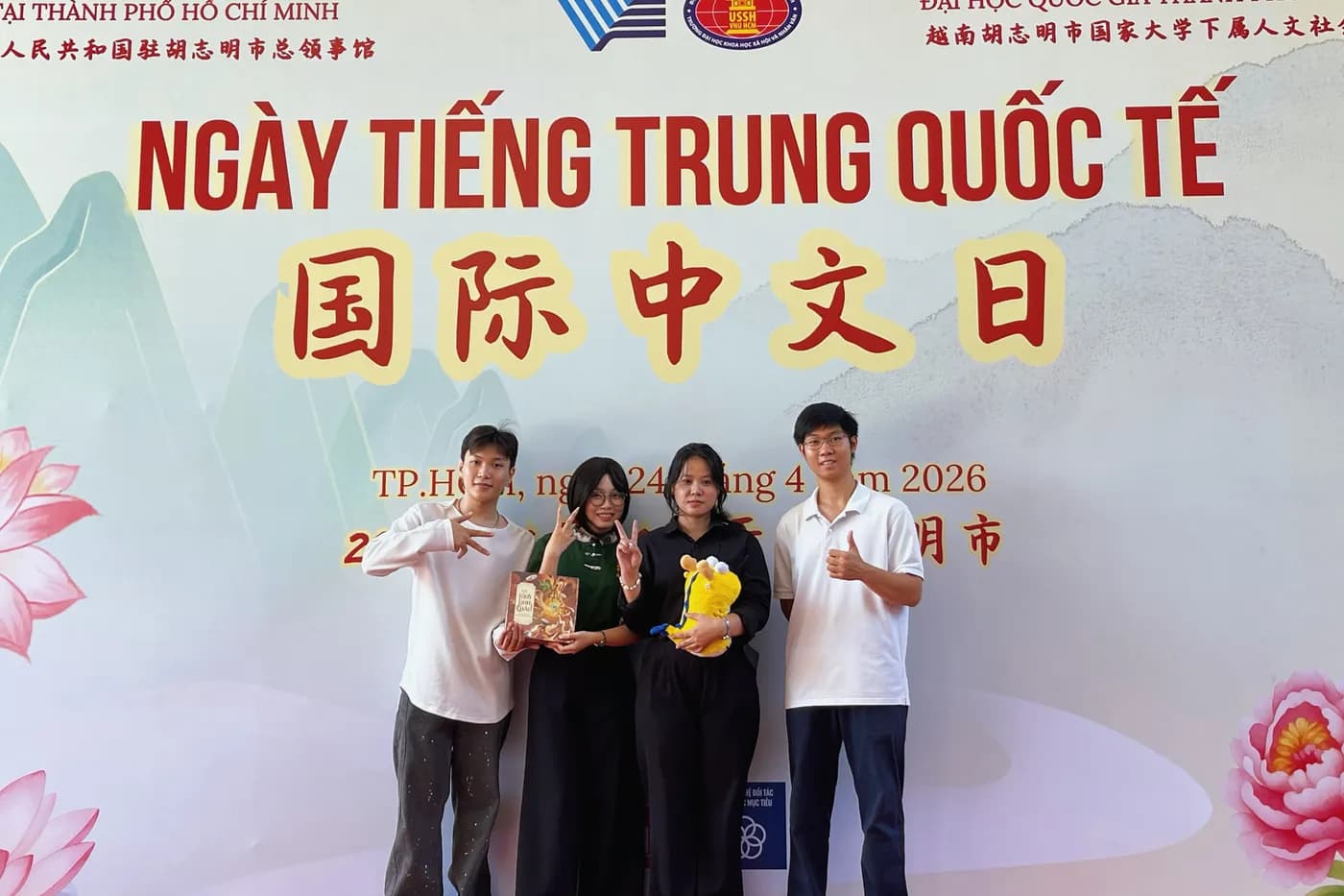 Hình ảnh Team Cờ Thủy Tinh Châu chụp hình cùng các bạn sinh viên tại chương trình "Ngày tiếng Trung Quốc tế 2026" tổ chức ở Đại học Khoa học Xã hội và Nhân văn TPHCM. 