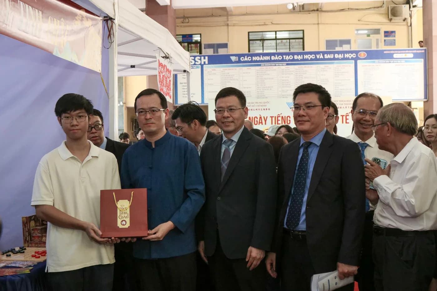 Hình ảnh Cờ Thủy Tinh Châu chụp hình cùng Ông Xu Zhou - Phó Tổng Lãnh sự, Tổng Lãnh sự quán Cộng hòa Nhân dân Trung Hoa tại TP. HCM tại chương trình "Ngày tiếng Trung Quốc tế 2026" tổ chức ở Đại học Khoa học Xã hội và Nhân văn TPHCM. 