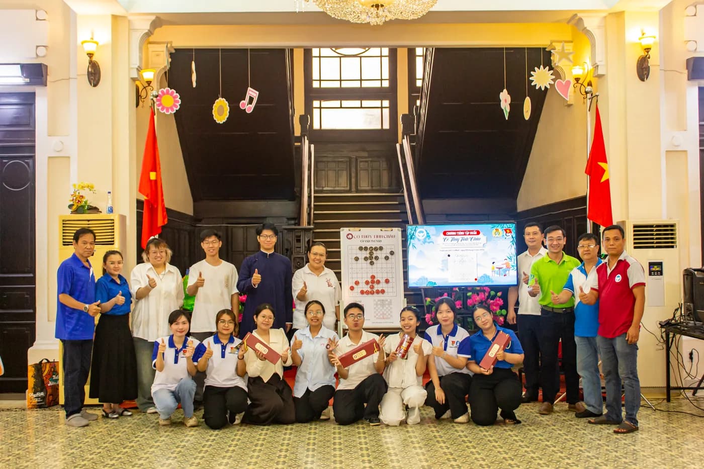 Hình ảnh Team Cờ Thủy Tinh Châu và các cán bộ tại Nhà Thiếu nhi TP.Hồ Chí Minh chụp hình lưu niệm tại chương trình tập huấn tại Nhà Thiếu nhi Thành phố Hồ Chí Minh.