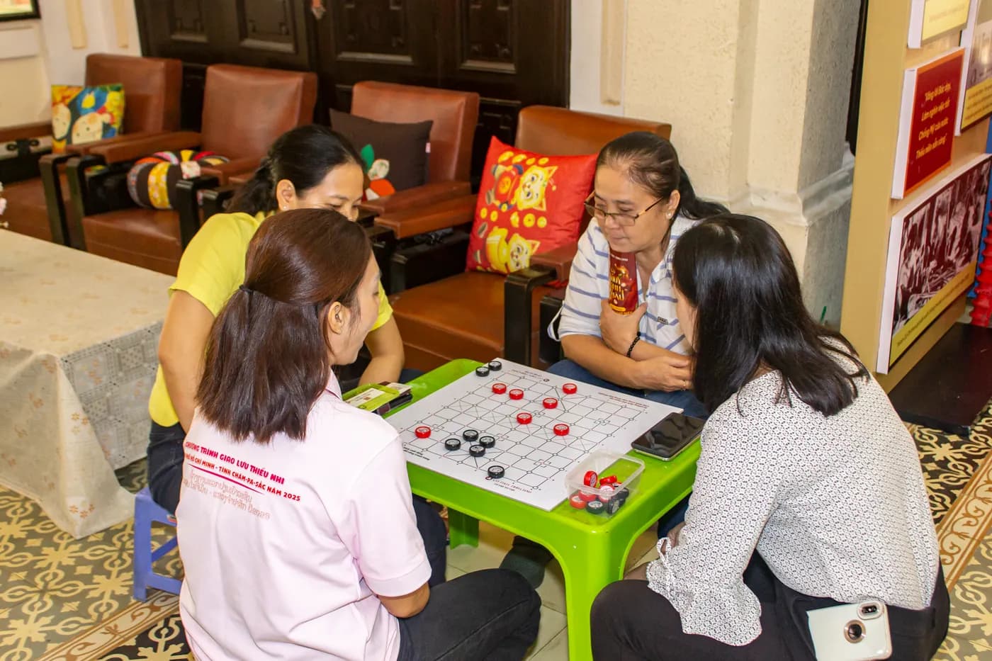 Hình ảnh các cán bộ tại Nhà Thiếu nhi TP.Hồ Chí Minh tham gia tập huấn Cờ Thủy Tinh Châu tại chương trình tập huấn tại Nhà Thiếu nhi Thành phố Hồ Chí Minh.