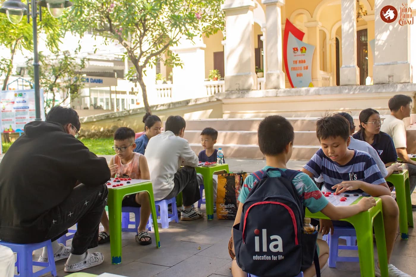 Hình ảnh các em nhỏ và các bạn trẻ trải nghiệm Cờ Thủy Tinh châu tại buổi sinh hoạt ở Nhà Thiếu Nhi Thành phố Hồ Chí Minh.