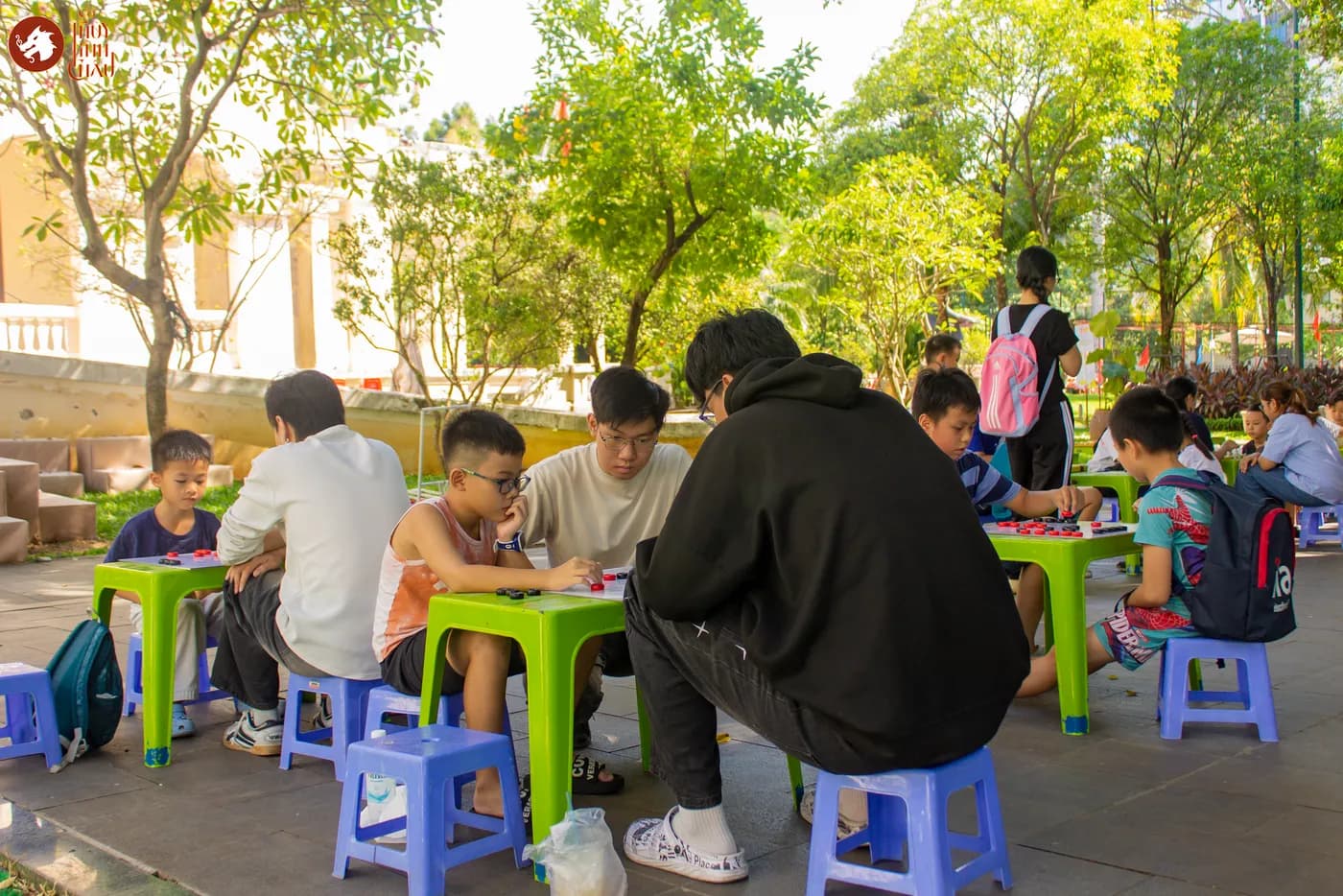 Hình ảnh các em nhỏ và các bạn trẻ trải nghiệm Cờ Thủy Tinh châu tại buổi sinh hoạt ở Nhà Thiếu Nhi Thành phố Hồ Chí Minh.