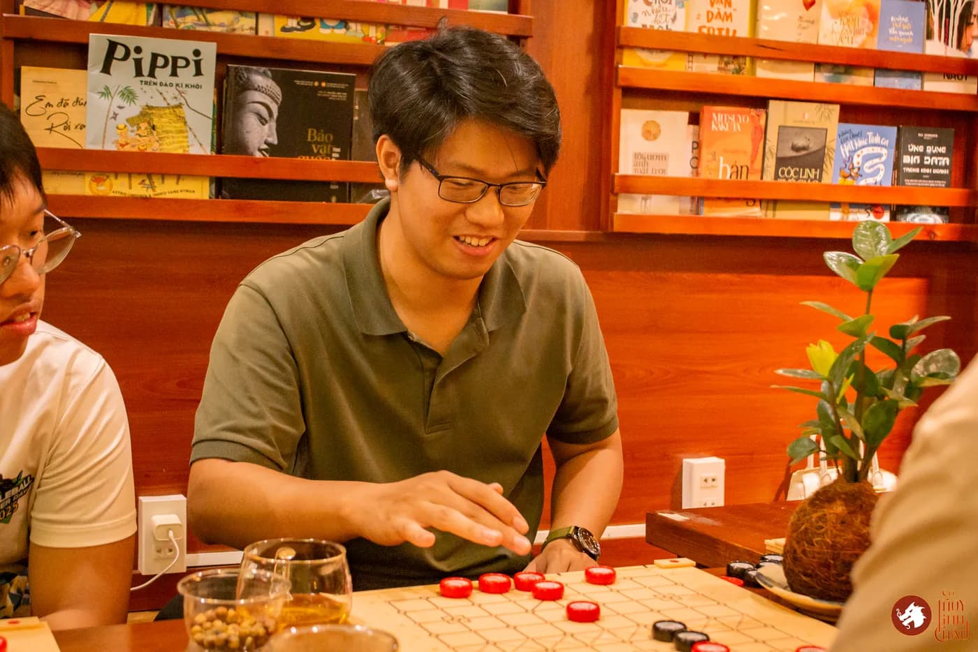 Hình ảnh Co-founder trải nghiệm Cờ Thủy Tinh Châu tại buổi Workshop Cờ và Trà ngày 16 tháng 5.