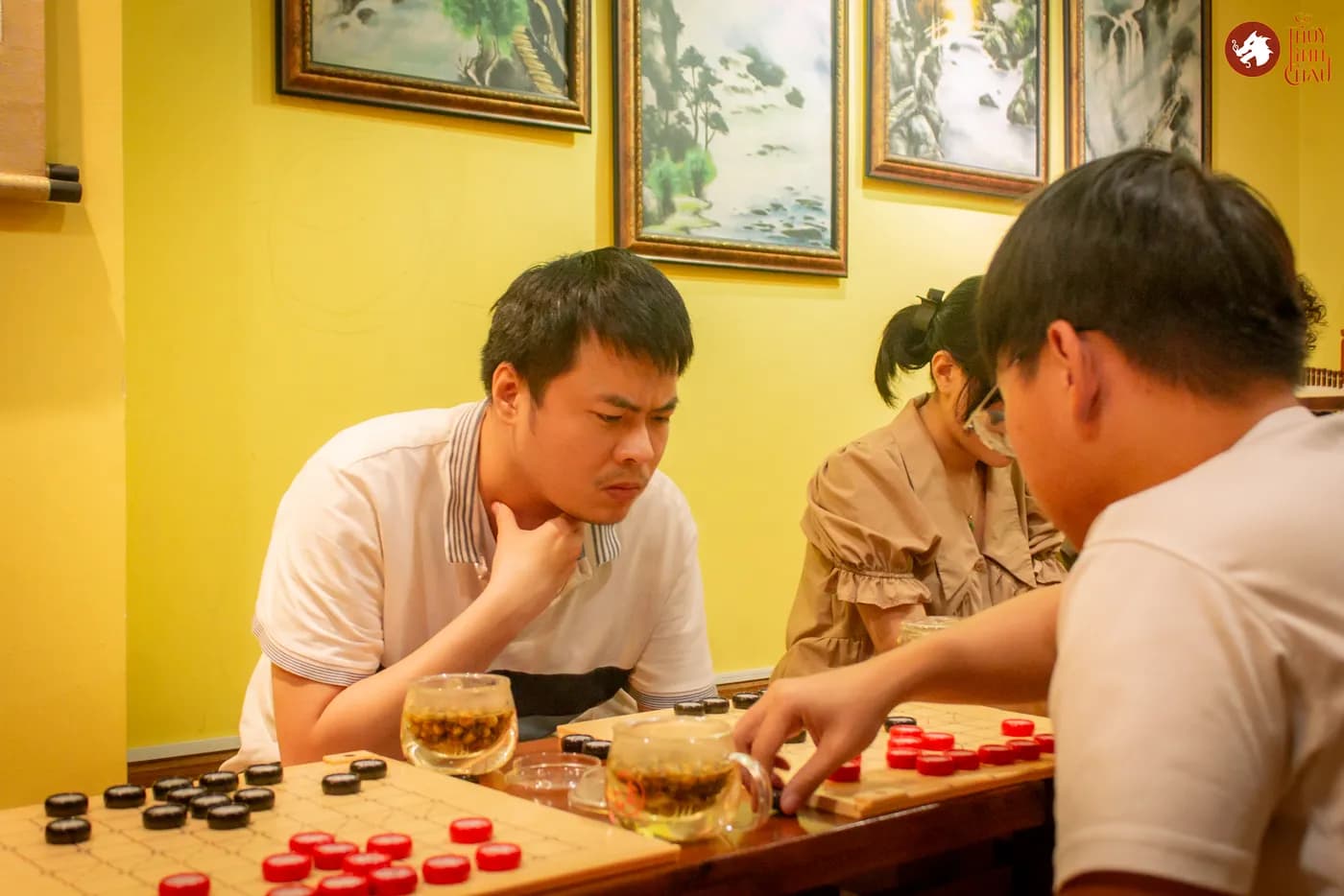 Hình ảnh khách tham dự trải nghiệm Cờ Thủy Tinh Châu tại buổi Workshop Cờ và Trà ngày 16 tháng 5.
