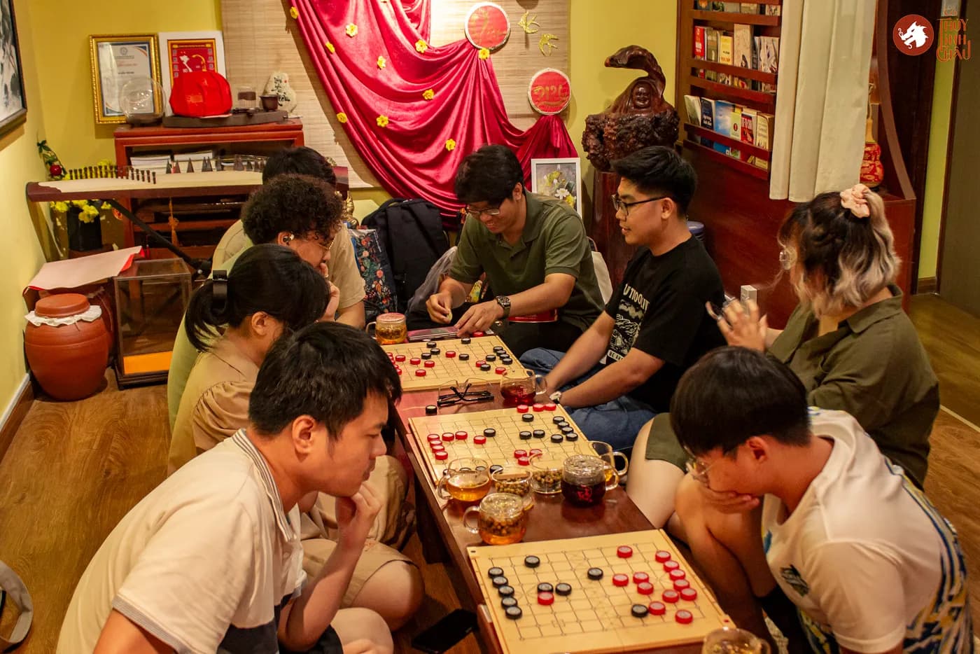 Hình ảnh khách tham dự trải nghiệm Cờ Thủy Tinh Châu tại buổi Workshop Cờ và Trà ngày 16 tháng 5.