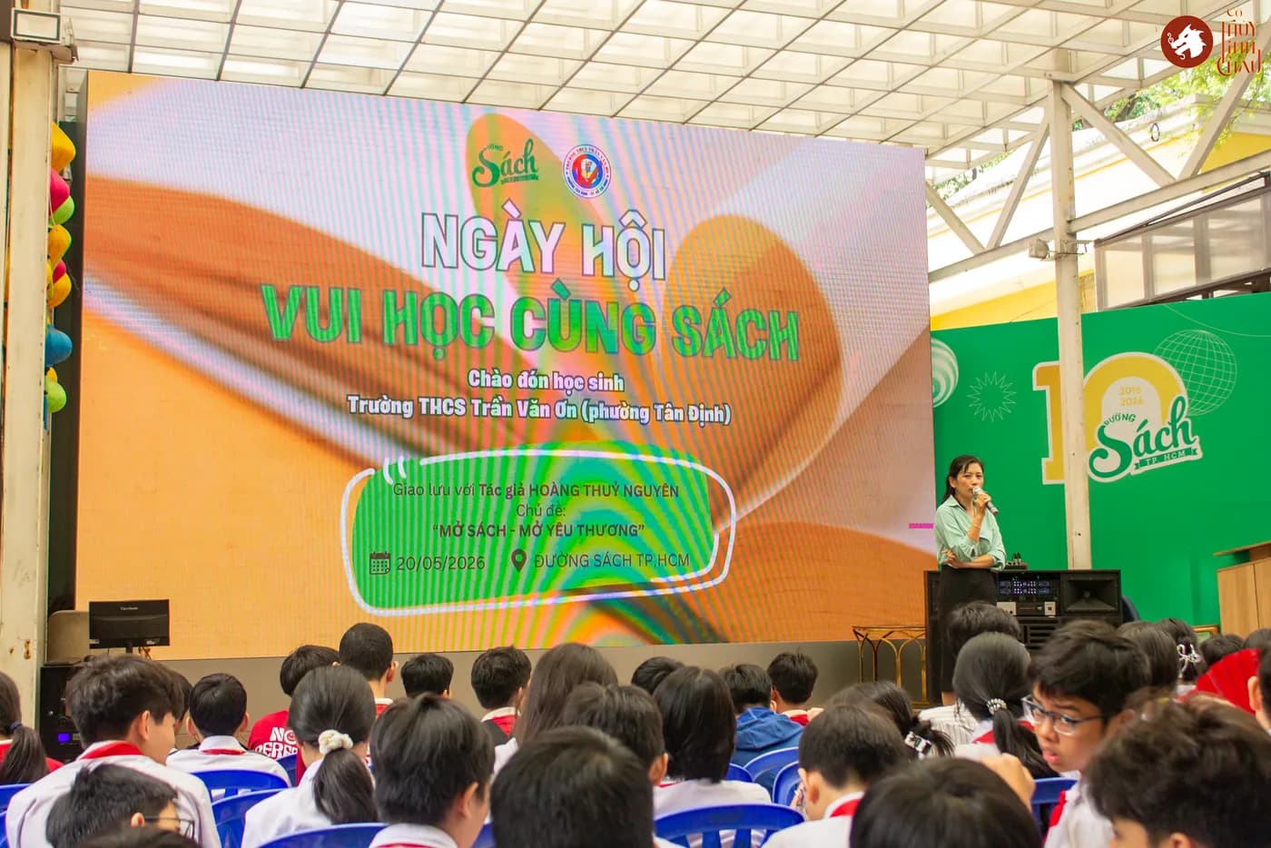 Hình ảnh cô giáo đang chia sẻ với các bạn học từ trường THCS Trần Văn Ơn tại "Ngày hội Vui học cùng sách" tổ chức ở Đường Sách Thành phố Hồ Chí Minh.