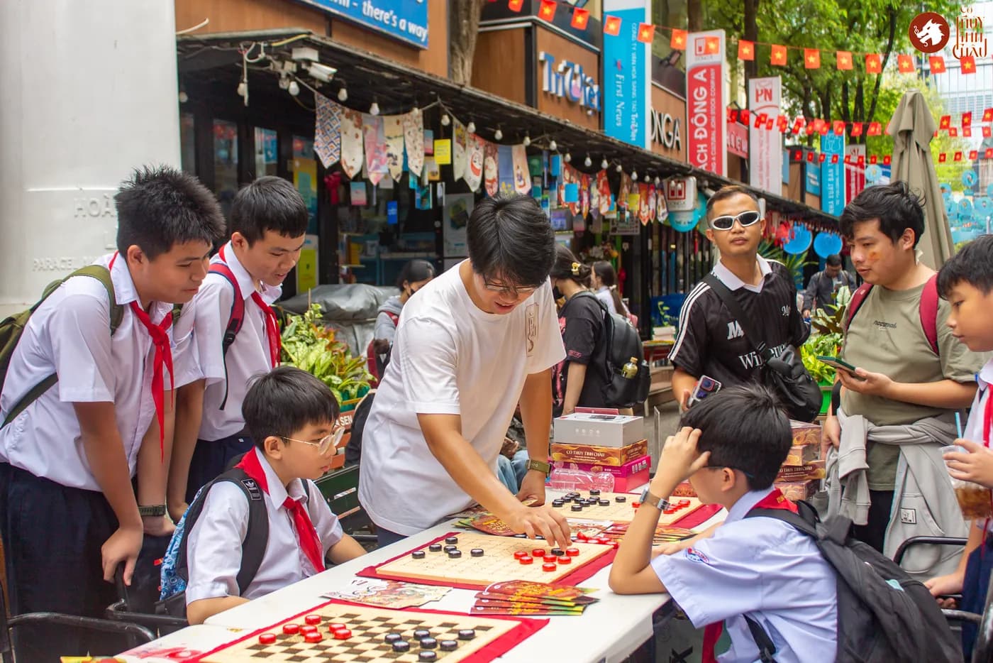 Hình ảnh các bạn học từ trường THCS Trần Văn Ơn trải nghiệm Cờ Thủy Tinh Châu tại "Ngày hội Vui học cùng sách" tổ chức ở Đường Sách Thành phố Hồ Chí Minh.