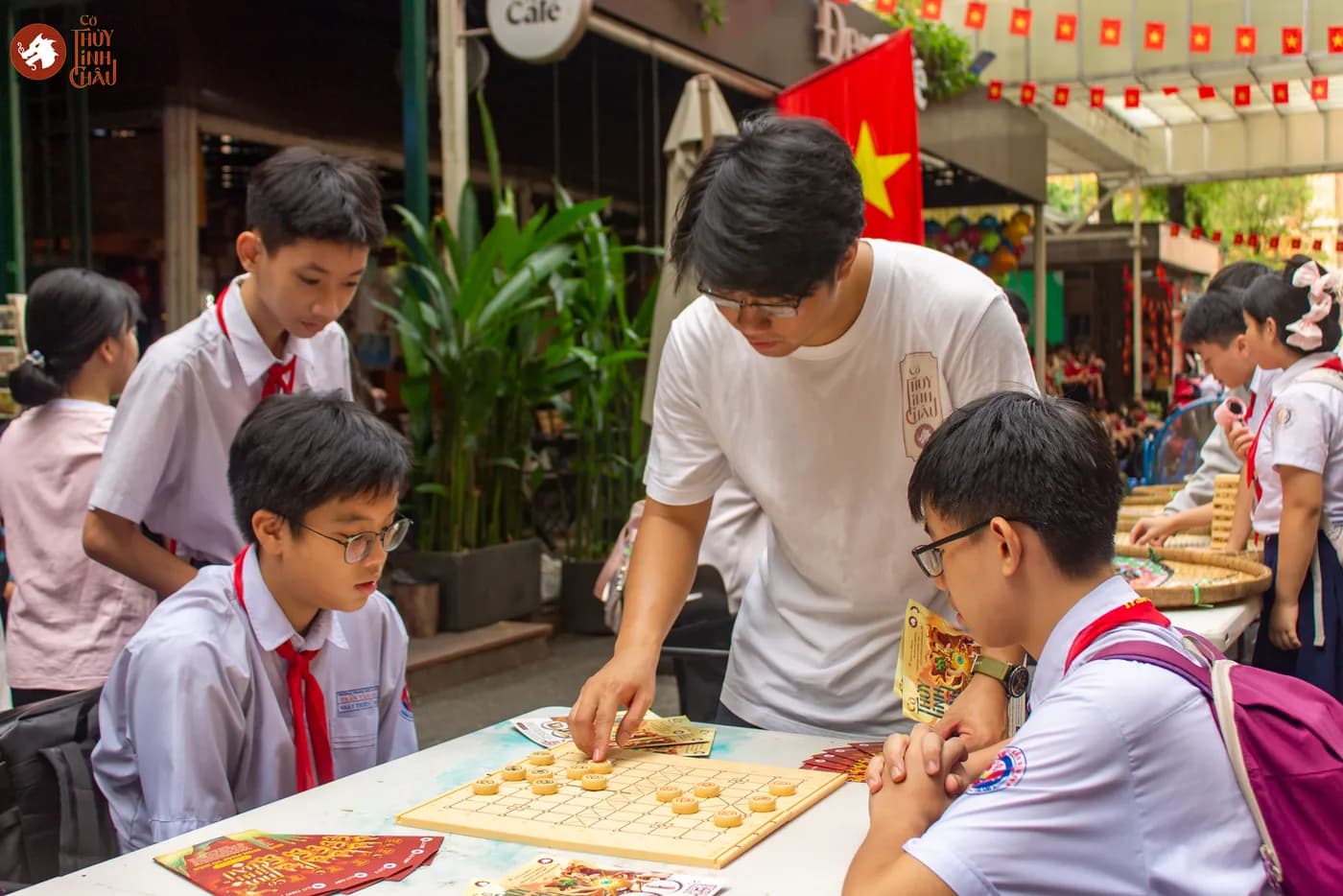 Hình ảnh các bạn học từ trường THCS Trần Văn Ơn trải nghiệm Cờ Thủy Tinh Châu tại "Ngày hội Vui học cùng sách" tổ chức ở Đường Sách Thành phố Hồ Chí Minh.