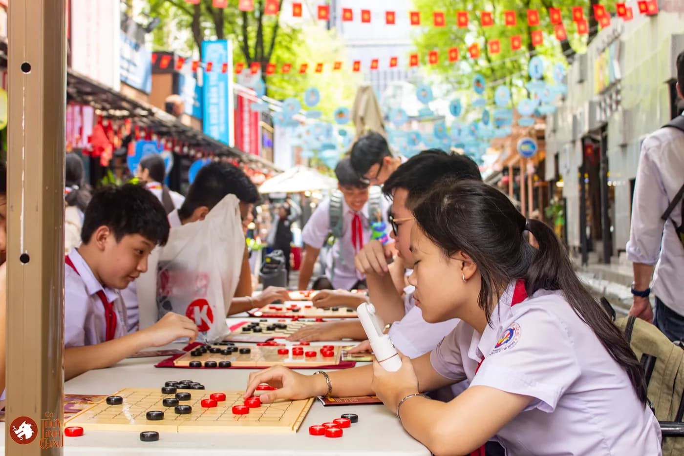 Hình ảnh các bạn học từ trường THCS Trần Văn Ơn trải nghiệm Cờ Thủy Tinh Châu tại "Ngày hội Vui học cùng sách" tổ chức ở Đường Sách Thành phố Hồ Chí Minh.