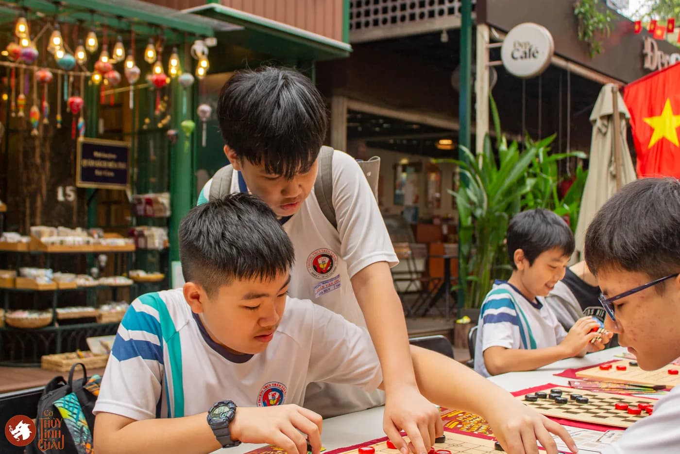 Hình ảnh các bạn học từ trường THCS Trần Văn Ơn trải nghiệm Cờ Thủy Tinh Châu tại "Ngày hội Vui học cùng sách" tổ chức ở Đường Sách Thành phố Hồ Chí Minh.