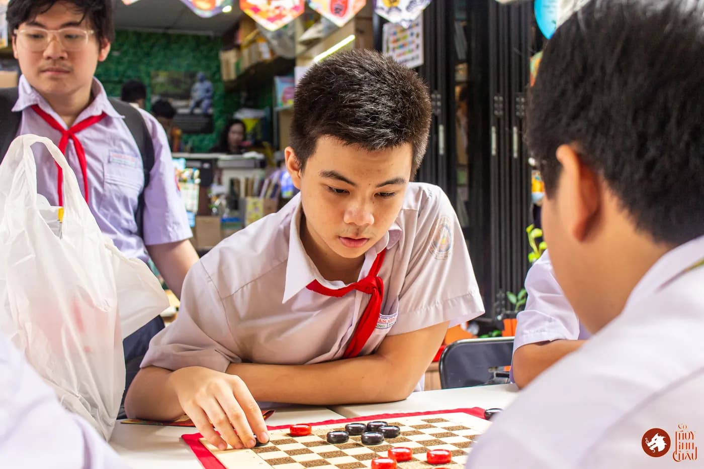 Hình ảnh các bạn học từ trường THCS Trần Văn Ơn trải nghiệm Cờ Thủy Tinh Châu tại "Ngày hội Vui học cùng sách" tổ chức ở Đường Sách Thành phố Hồ Chí Minh.