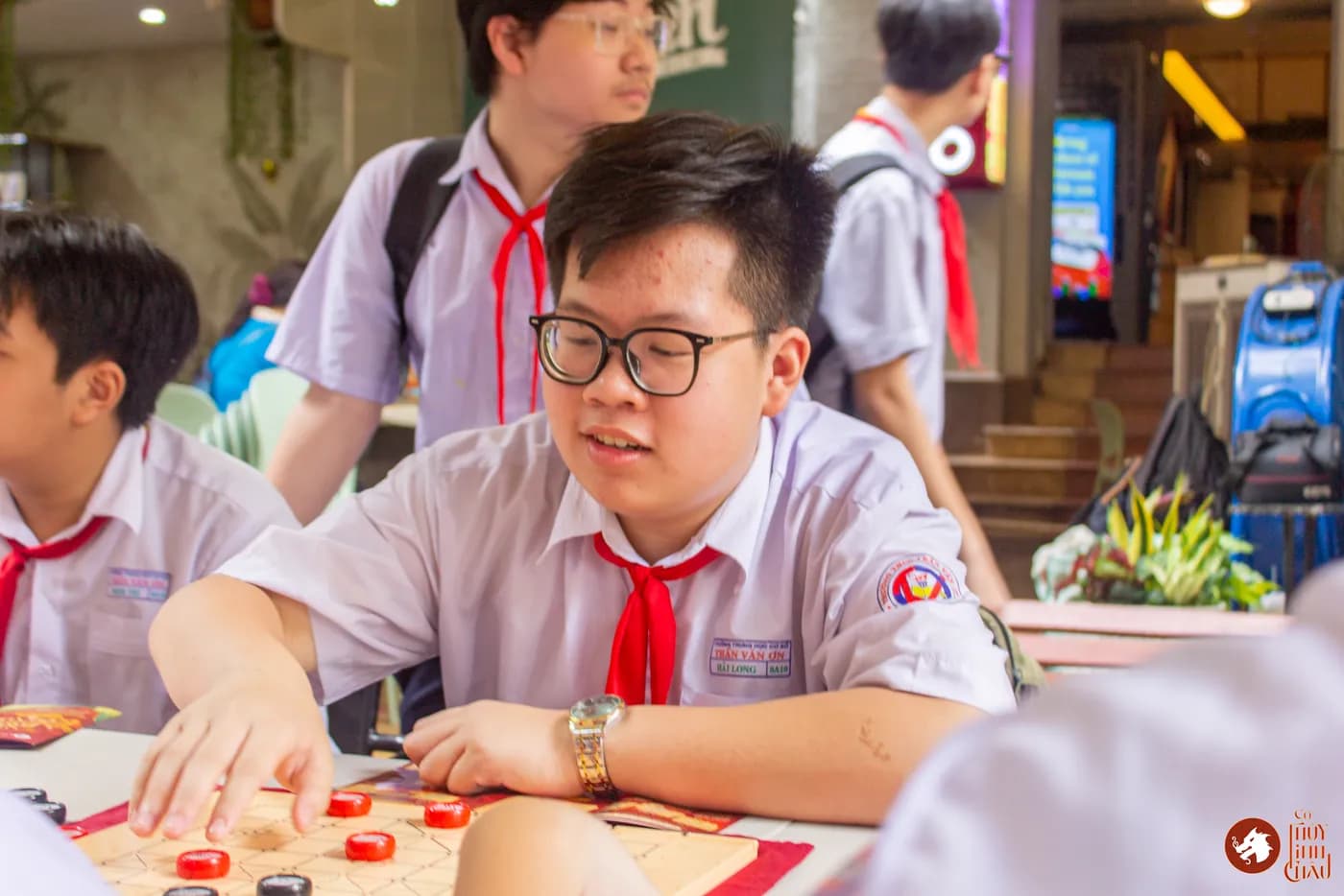 Hình ảnh các bạn học từ trường THCS Trần Văn Ơn trải nghiệm Cờ Thủy Tinh Châu tại "Ngày hội Vui học cùng sách" tổ chức ở Đường Sách Thành phố Hồ Chí Minh.