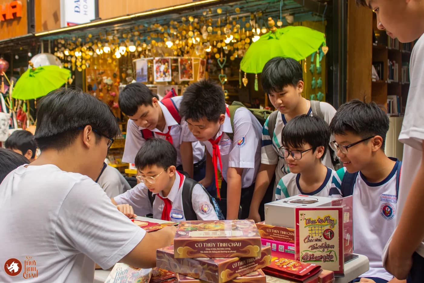 Hình ảnh các bạn học từ trường THCS Trần Văn Ơn trải nghiệm Cờ Thủy Tinh Châu tại "Ngày hội Vui học cùng sách" tổ chức ở Đường Sách Thành phố Hồ Chí Minh.