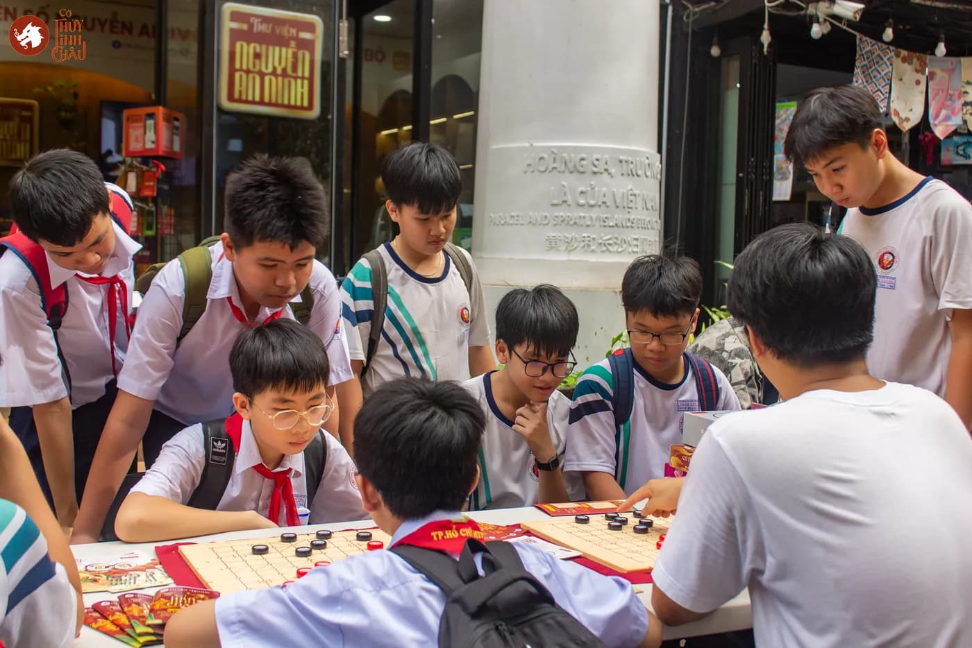 Hình ảnh các bạn học từ trường THCS Trần Văn Ơn trải nghiệm Cờ Thủy Tinh Châu tại "Ngày hội Vui học cùng sách" tổ chức ở Đường Sách Thành phố Hồ Chí Minh.