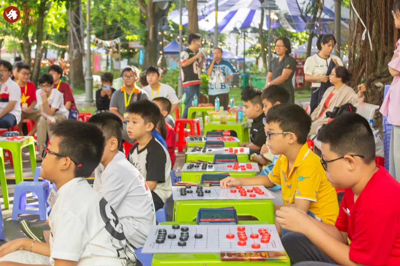 Hình ảnh các em kỳ thủ nhí bảng A chuẩn bị thi đấu trong khuôn khổ chương trình Liên Hoan Cờ Thủy Tinh Châu Kids Fest 2026 tại Nhà Thiếu Nhi Thành phố Hồ Chí Minh.