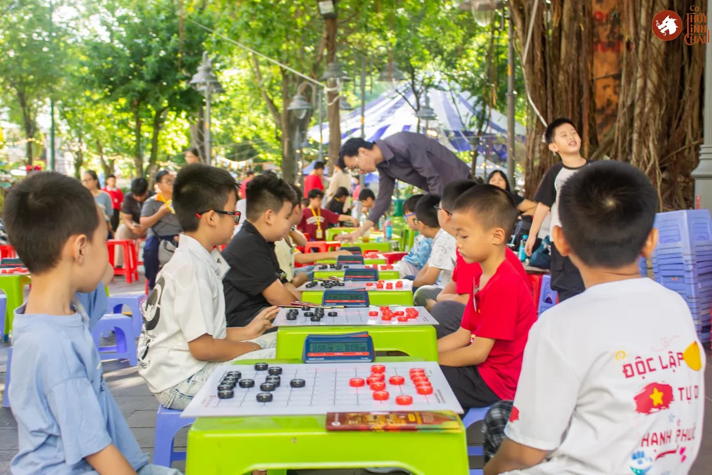 Hình ảnh các em kỳ thủ nhí bảng A chuẩn bị thi đấu trong khuôn khổ chương trình Liên Hoan Cờ Thủy Tinh Châu Kids Fest 2026 tại Nhà Thiếu Nhi Thành phố Hồ Chí Minh.