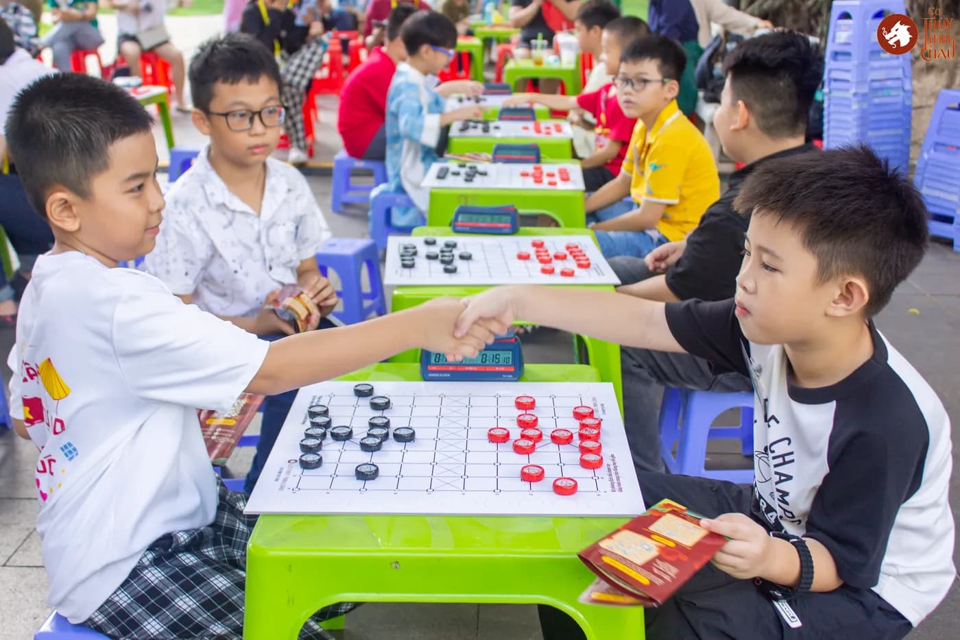 Hình ảnh các em kỳ thủ nhí bảng A chuẩn bị thi đấu trong khuôn khổ chương trình Liên Hoan Cờ Thủy Tinh Châu Kids Fest 2026 tại Nhà Thiếu Nhi Thành phố Hồ Chí Minh.