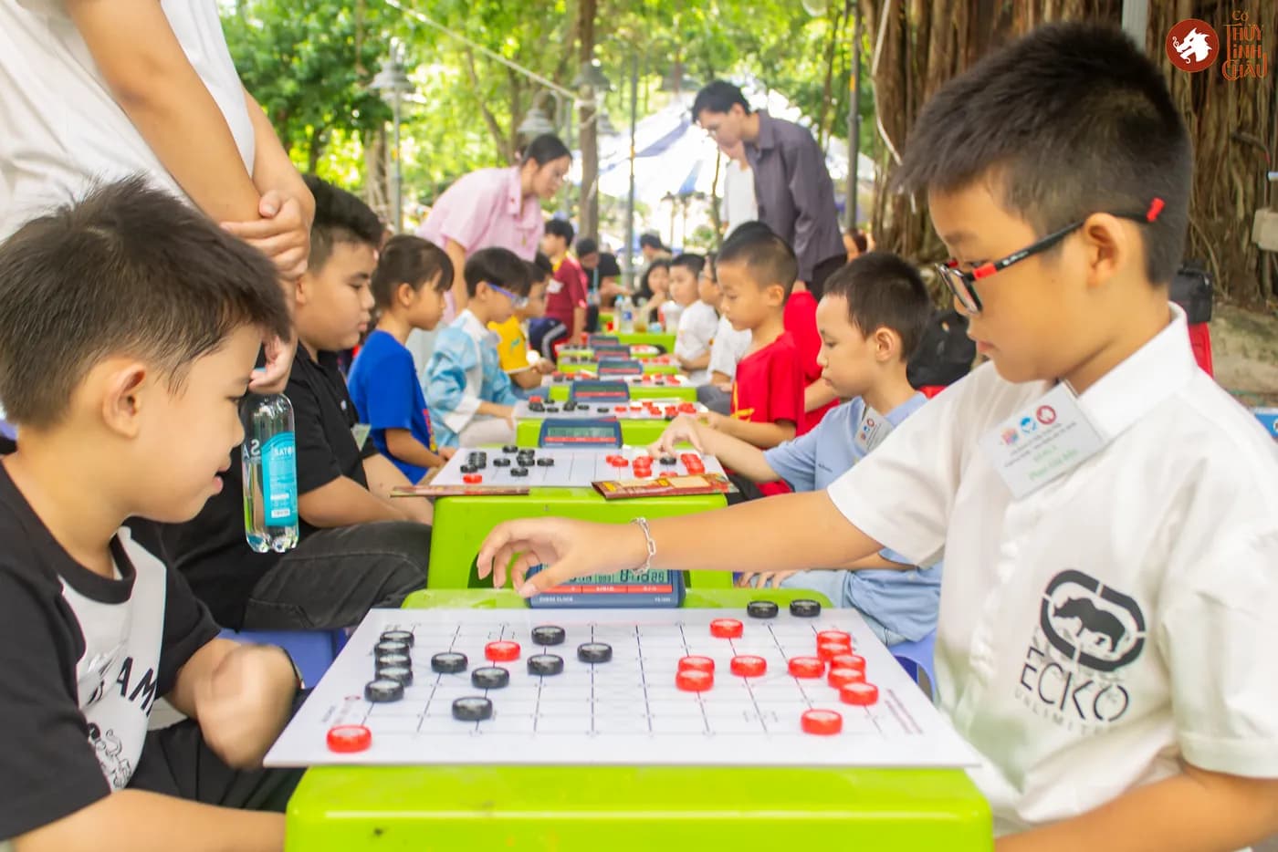 Hình ảnh các em kỳ thủ nhí bảng A chuẩn bị thi đấu trong khuôn khổ chương trình Liên Hoan Cờ Thủy Tinh Châu Kids Fest 2026 tại Nhà Thiếu Nhi Thành phố Hồ Chí Minh.