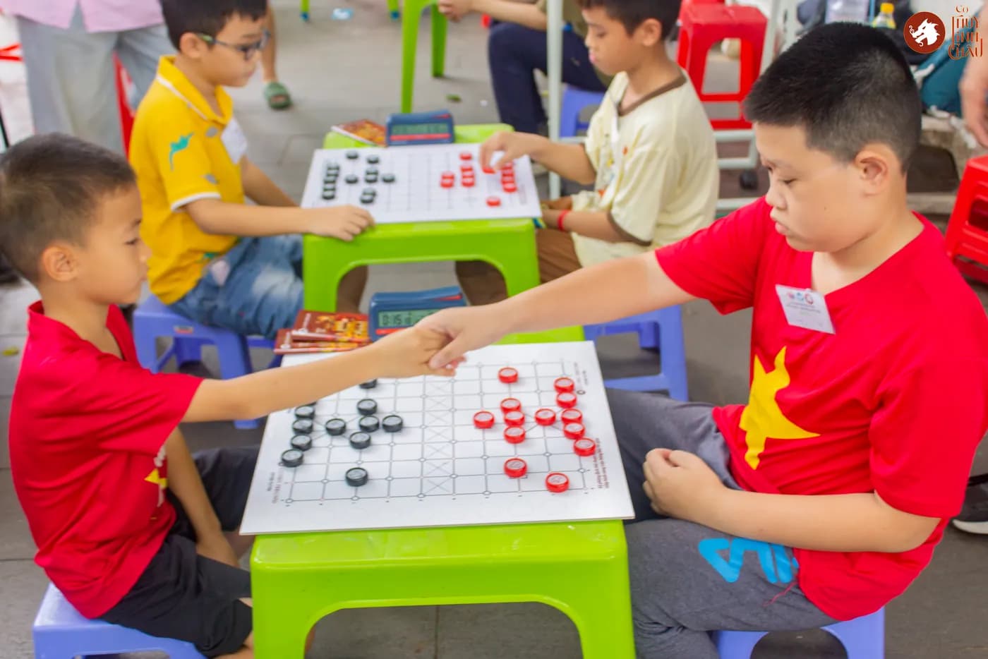 Hình ảnh các em kỳ thủ nhí bảng A chuẩn bị thi đấu trong khuôn khổ chương trình Liên Hoan Cờ Thủy Tinh Châu Kids Fest 2026 tại Nhà Thiếu Nhi Thành phố Hồ Chí Minh.