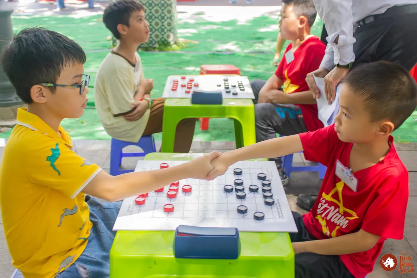 Hình ảnh các em kỳ thủ nhí bảng A chuẩn bị thi đấu trong khuôn khổ chương trình Liên Hoan Cờ Thủy Tinh Châu Kids Fest 2026 tại Nhà Thiếu Nhi Thành phố Hồ Chí Minh.