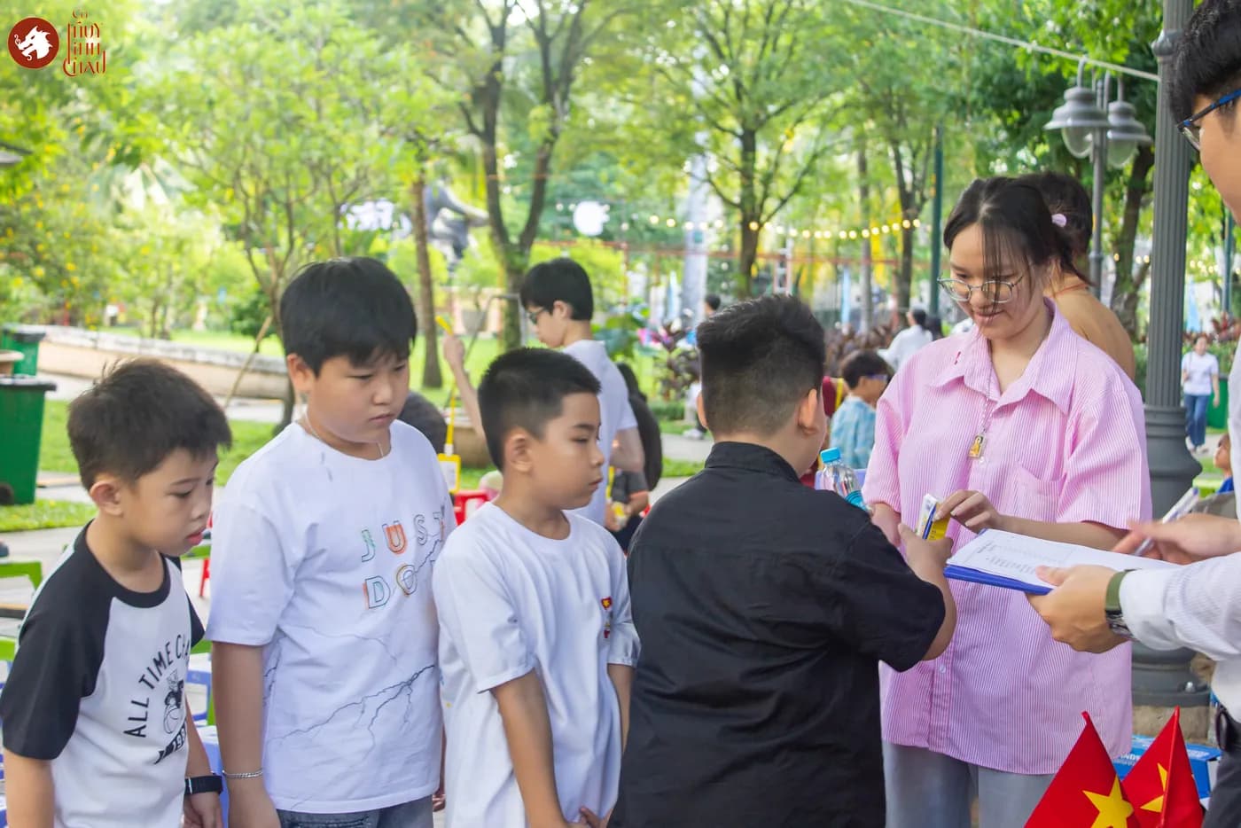 Hình ảnh các kỳ thủ của Bảng B đang điểm danh thuộc Liên Hoan Cờ Thủy Tinh Châu Kids Fest 2026 tổ chức tại Nhà Thiếu Nhi Thành phố Hồ Chí Minh.