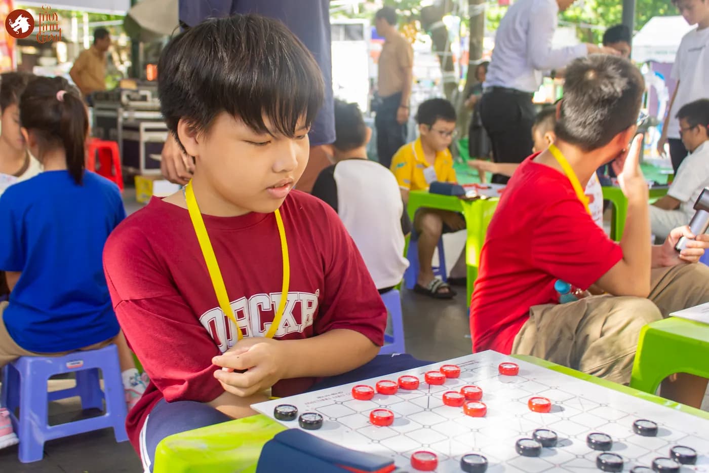 Hình ảnh các kỳ thủ của Bảng B đang thi đấu thuộc Liên Hoan Cờ Thủy Tinh Châu Kids Fest 2026 tổ chức tại Nhà Thiếu Nhi Thành phố Hồ Chí Minh.