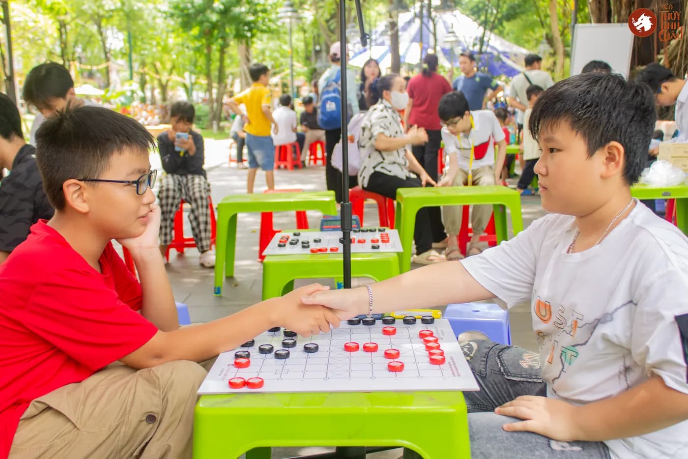 Hình ảnh các kỳ thủ của Bảng B đang thi đấu thuộc Liên Hoan Cờ Thủy Tinh Châu Kids Fest 2026 tổ chức tại Nhà Thiếu Nhi Thành phố Hồ Chí Minh.