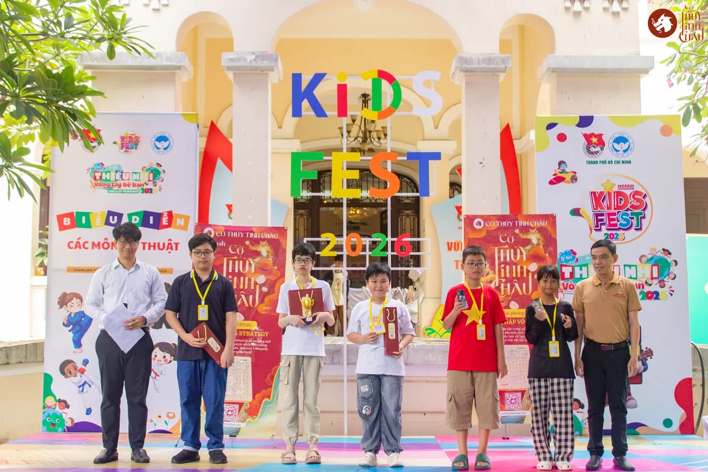 Hình ảnh các kỳ thủ của Bảng B đang nhận giải thuộc Liên Hoan Cờ Thủy Tinh Châu Kids Fest 2026 tổ chức tại Nhà Thiếu Nhi Thành phố Hồ Chí Minh.