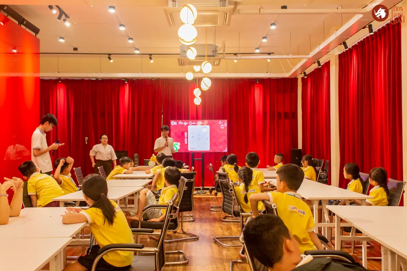 Hình ảnh lớp học Cờ Thủy Tinh Châu trong khóa học mùa hè Super Kids do Nhà Văn hóa Thanh niên Thành phố Hồ Chí Minh tổ chức.