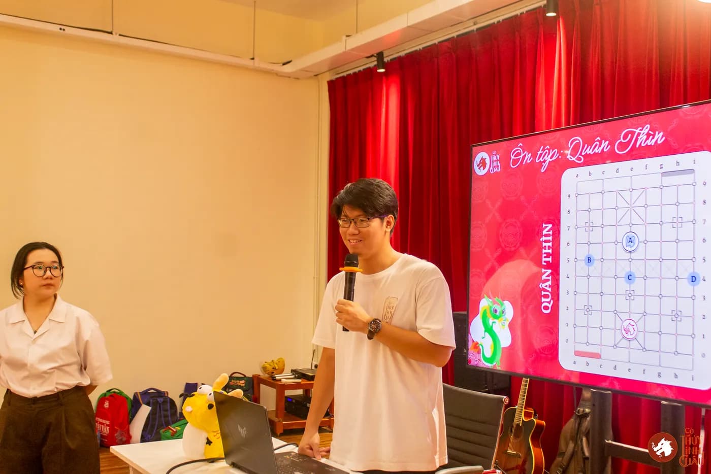 Hình ảnh các em học sinh trải nghiệm Cờ Thủy Tinh Châu trong khóa học mùa hè Super Kids do Nhà Văn hóa Thanh niên Thành phố Hồ Chí Minh tổ chức.