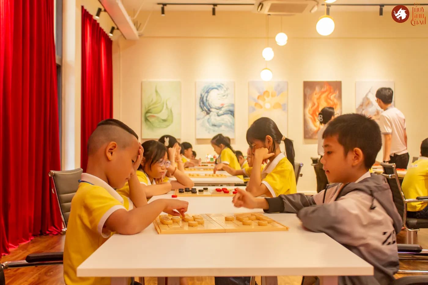 Hình ảnh các em học sinh trải nghiệm Cờ Thủy Tinh Châu trong khóa học mùa hè Super Kids do Nhà Văn hóa Thanh niên Thành phố Hồ Chí Minh tổ chức.