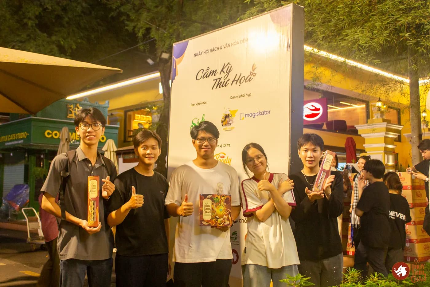 Hình ảnh Team Cờ Thủy Tinh châu tại Ngày Hội Sách & Văn hóa Đêm lần 6 với chủ đề "Cầm Kỳ Thư Họa" được tổ chức ở Đường Sách Nguyễn Văn Bình.