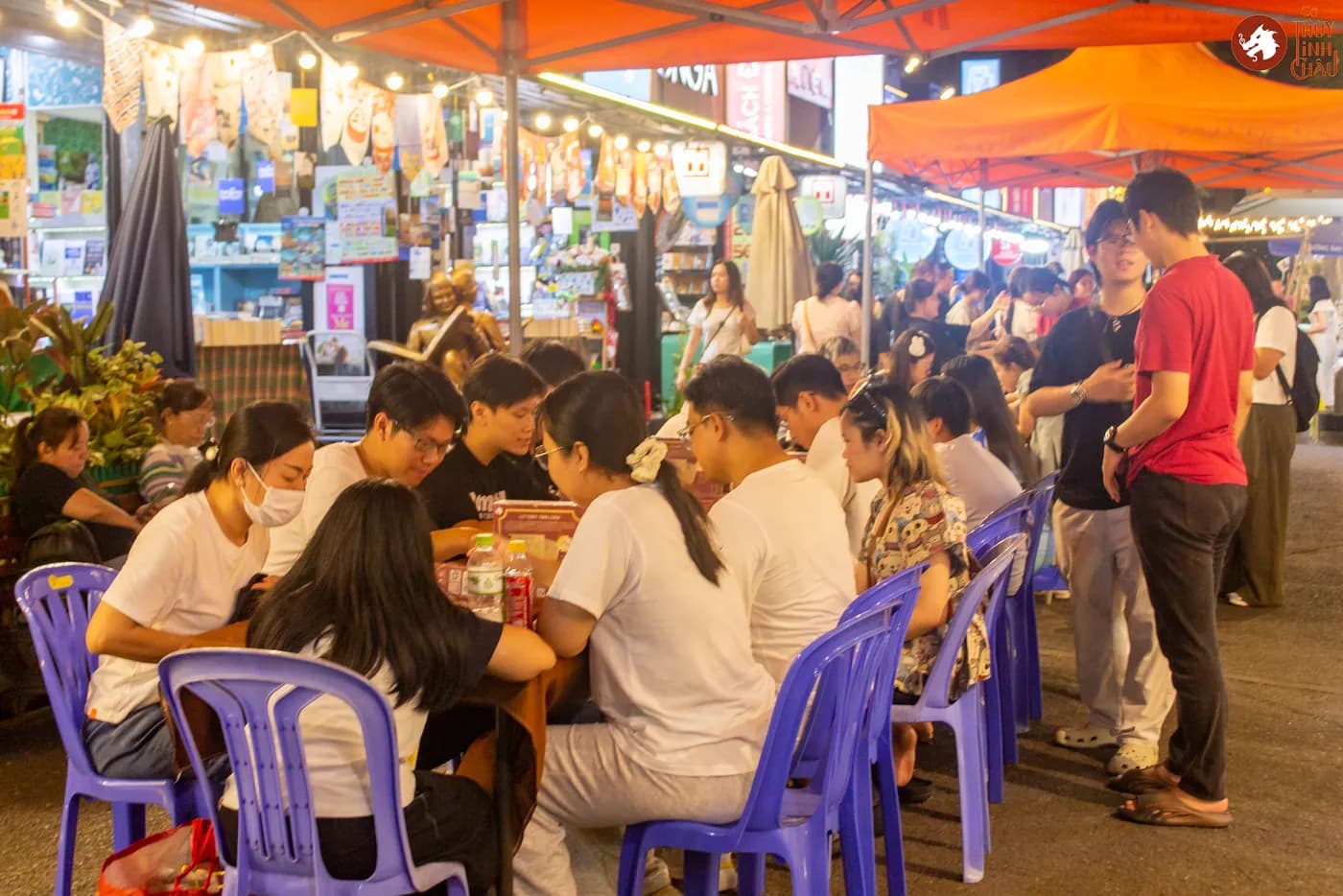 Hình ảnh khách tham dự trải nghiệm Cờ Thủy Tinh châu tại Ngày Hội Sách & Văn hóa Đêm lần 6 với chủ đề "Cầm Kỳ Thư Họa" được tổ chức ở Đường Sách Nguyễn Văn Bình.