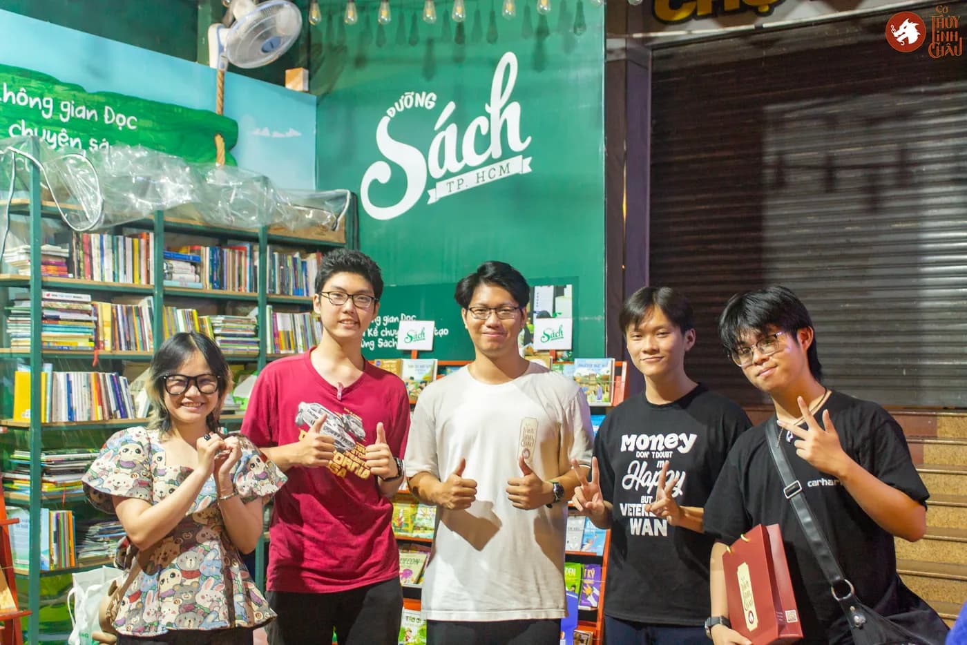 Hình ảnh khách tham dự trải nghiệm Cờ Thủy Tinh châu tại Ngày Hội Sách & Văn hóa Đêm lần 6 với chủ đề "Cầm Kỳ Thư Họa" được tổ chức ở Đường Sách Nguyễn Văn Bình.