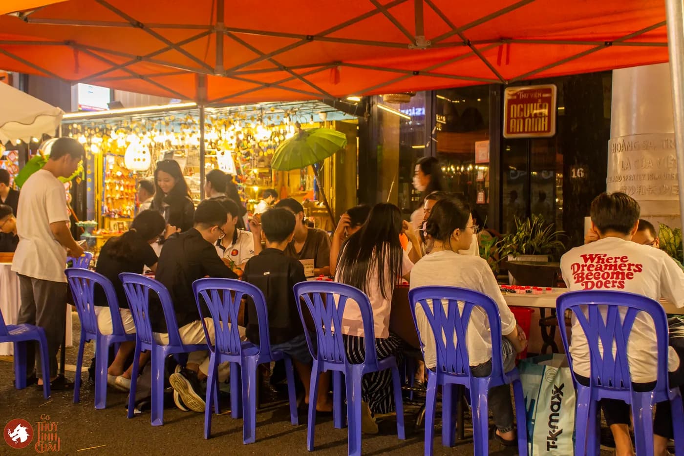 Hình ảnh khách tham dự trải nghiệm Cờ Thủy Tinh châu tại Ngày Hội Sách & Văn hóa Đêm lần 6 với chủ đề "Cầm Kỳ Thư Họa" được tổ chức ở Đường Sách Nguyễn Văn Bình.