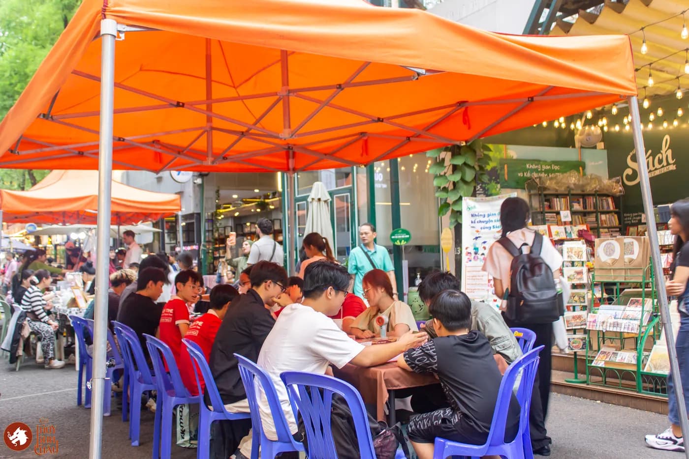 Hình ảnh khách tham dự trải nghiệm Cờ Thủy Tinh châu tại Ngày Hội Sách & Văn hóa Đêm lần 6 với chủ đề "Cầm Kỳ Thư Họa" được tổ chức ở Đường Sách Nguyễn Văn Bình.