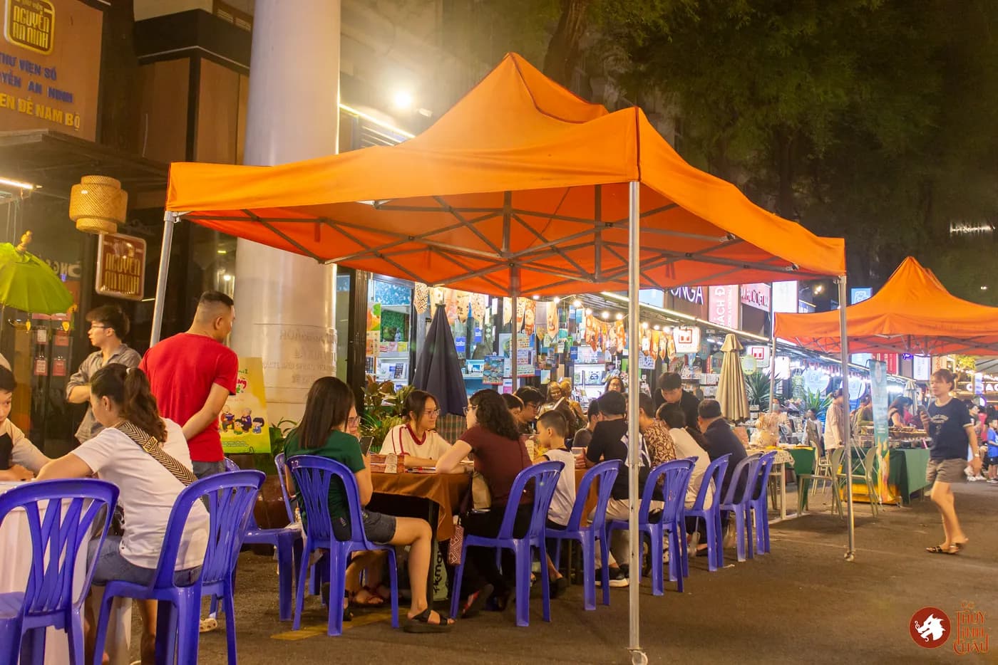 Hình ảnh khách tham dự trải nghiệm Cờ Thủy Tinh châu tại Ngày Hội Sách & Văn hóa Đêm lần 6 với chủ đề "Cầm Kỳ Thư Họa" được tổ chức ở Đường Sách Nguyễn Văn Bình.