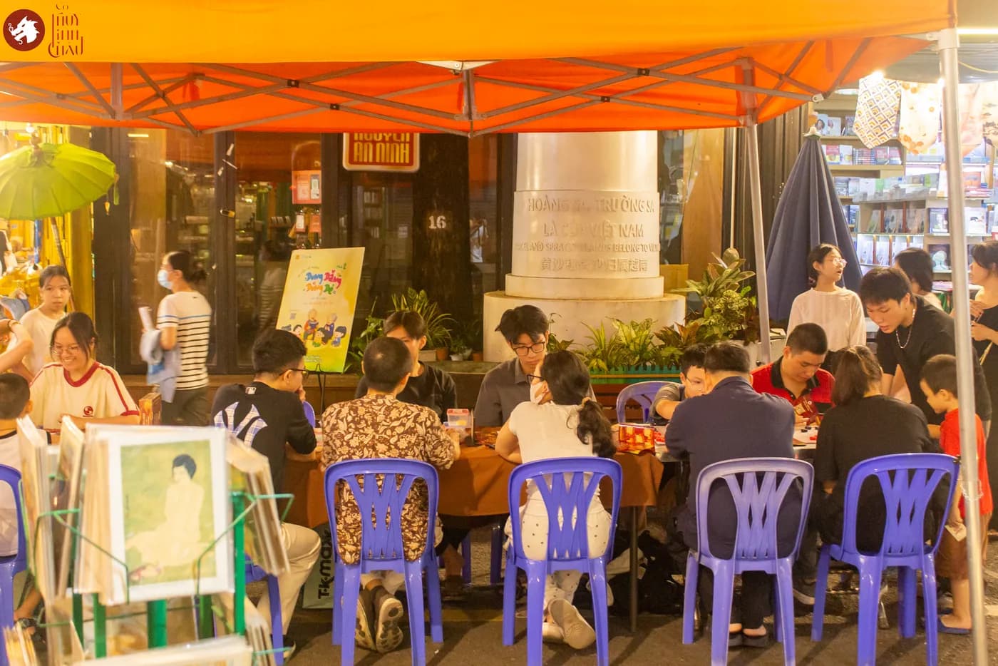 Hình ảnh khách tham dự trải nghiệm Cờ Thủy Tinh châu tại Ngày Hội Sách & Văn hóa Đêm lần 6 với chủ đề "Cầm Kỳ Thư Họa" được tổ chức ở Đường Sách Nguyễn Văn Bình.