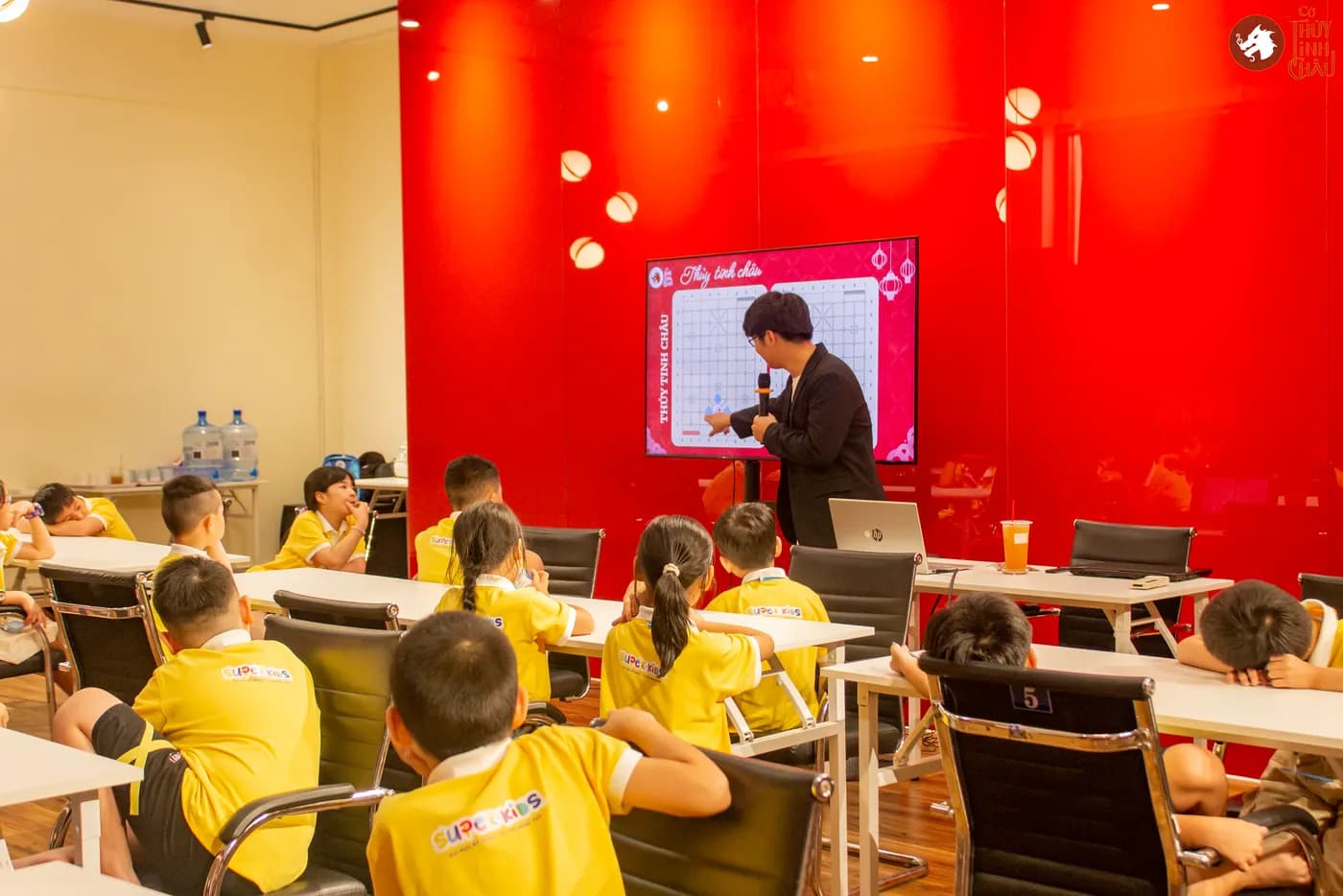 Hình ảnh các em học sinh trải nghiệm Cờ Thủy Tinh Châu trong khóa học mùa hè Super Kids do Nhà Văn hóa Thanh niên Thành phố Hồ Chí Minh tổ chức.