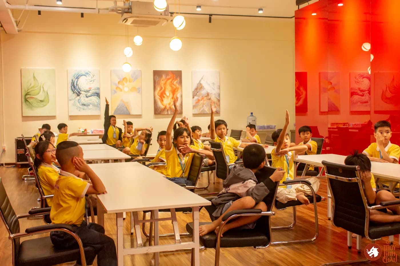 Hình ảnh các em học sinh trải nghiệm Cờ Thủy Tinh Châu trong khóa học mùa hè Super Kids do Nhà Văn hóa Thanh niên Thành phố Hồ Chí Minh tổ chức.