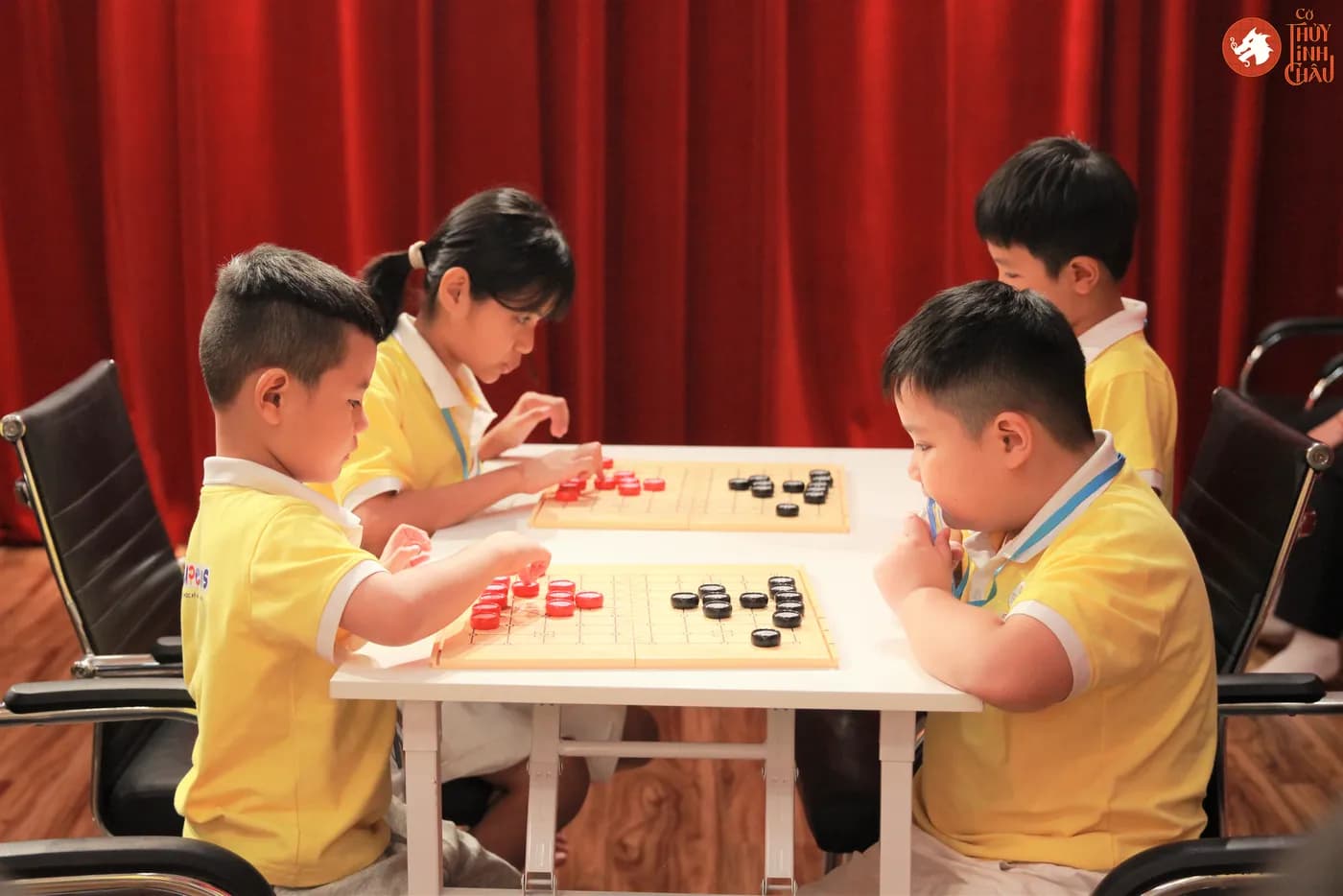 Hình ảnh các em học sinh trải nghiệm Cờ Thủy Tinh Châu trong khóa học mùa hè Super Kids do Nhà Văn hóa Thanh niên Thành phố Hồ Chí Minh tổ chức.