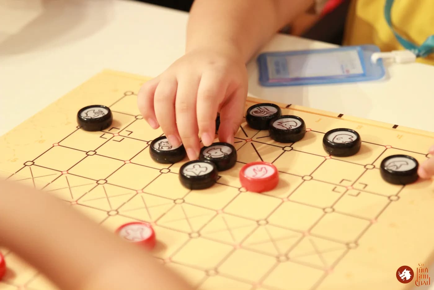 Hình ảnh các em học sinh trải nghiệm Cờ Thủy Tinh Châu trong khóa học mùa hè Super Kids do Nhà Văn hóa Thanh niên Thành phố Hồ Chí Minh tổ chức.
