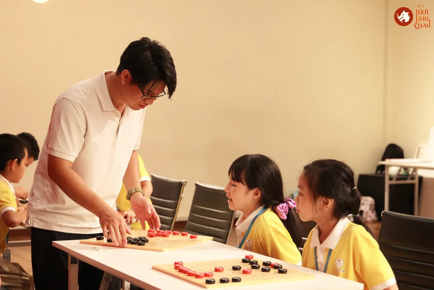 Hình ảnh các em học sinh trải nghiệm Cờ Thủy Tinh Châu trong khóa học mùa hè Super Kids do Nhà Văn hóa Thanh niên Thành phố Hồ Chí Minh tổ chức.
