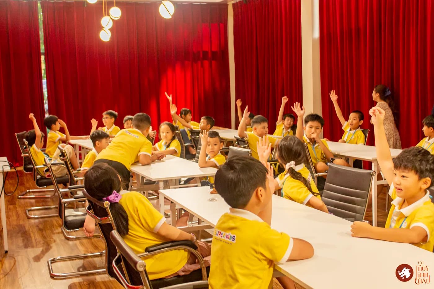 Hình ảnh các em học sinh trải nghiệm Cờ Thủy Tinh Châu trong khóa học mùa hè Super Kids do Nhà Văn hóa Thanh niên Thành phố Hồ Chí Minh tổ chức.