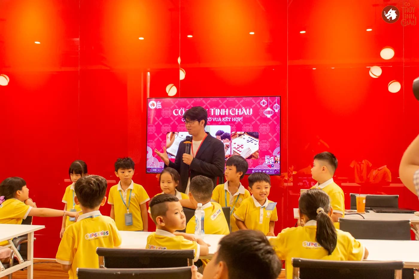 Hình ảnh các em học sinh trải nghiệm Cờ Thủy Tinh Châu trong khóa học mùa hè Super Kids do Nhà Văn hóa Thanh niên Thành phố Hồ Chí Minh tổ chức.