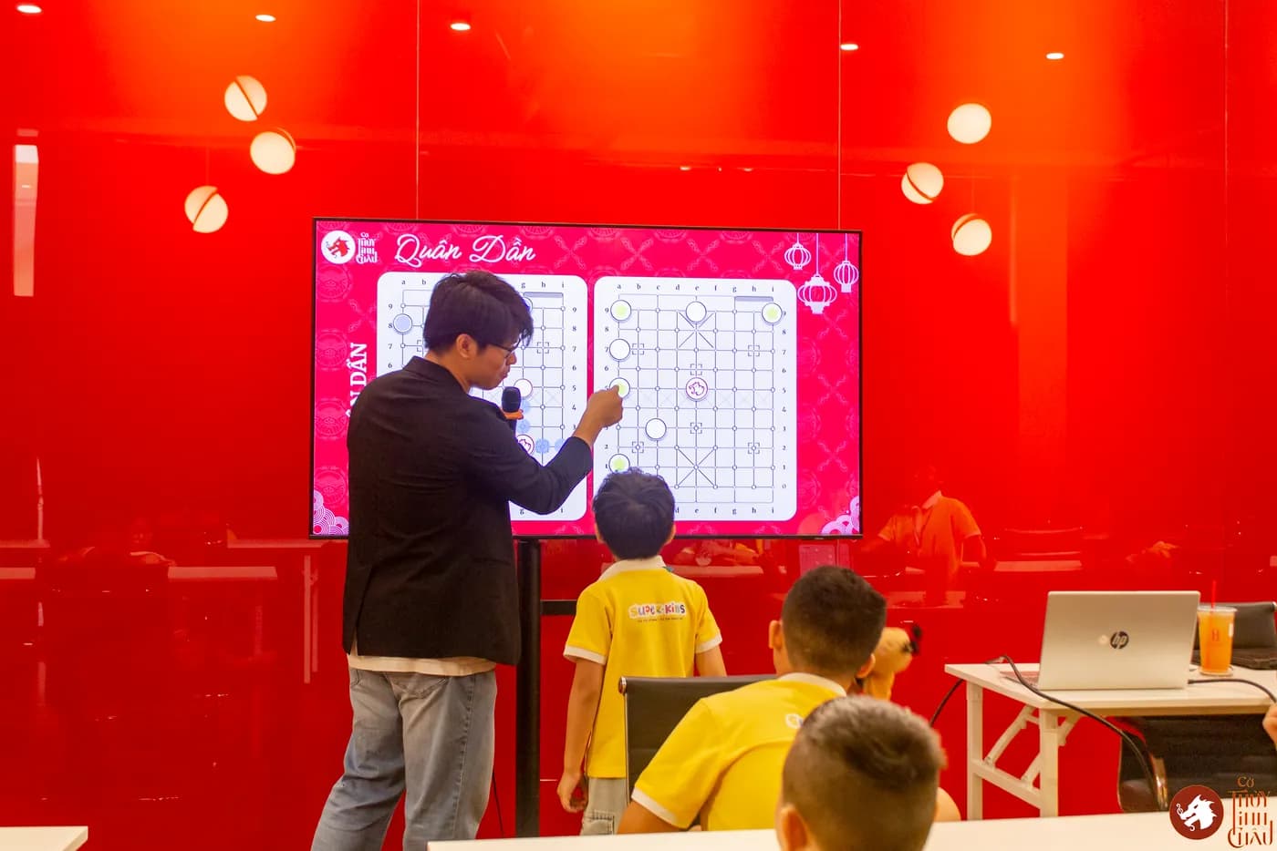 Hình ảnh các em học sinh trải nghiệm Cờ Thủy Tinh Châu trong khóa học mùa hè Super Kids do Nhà Văn hóa Thanh niên Thành phố Hồ Chí Minh tổ chức.