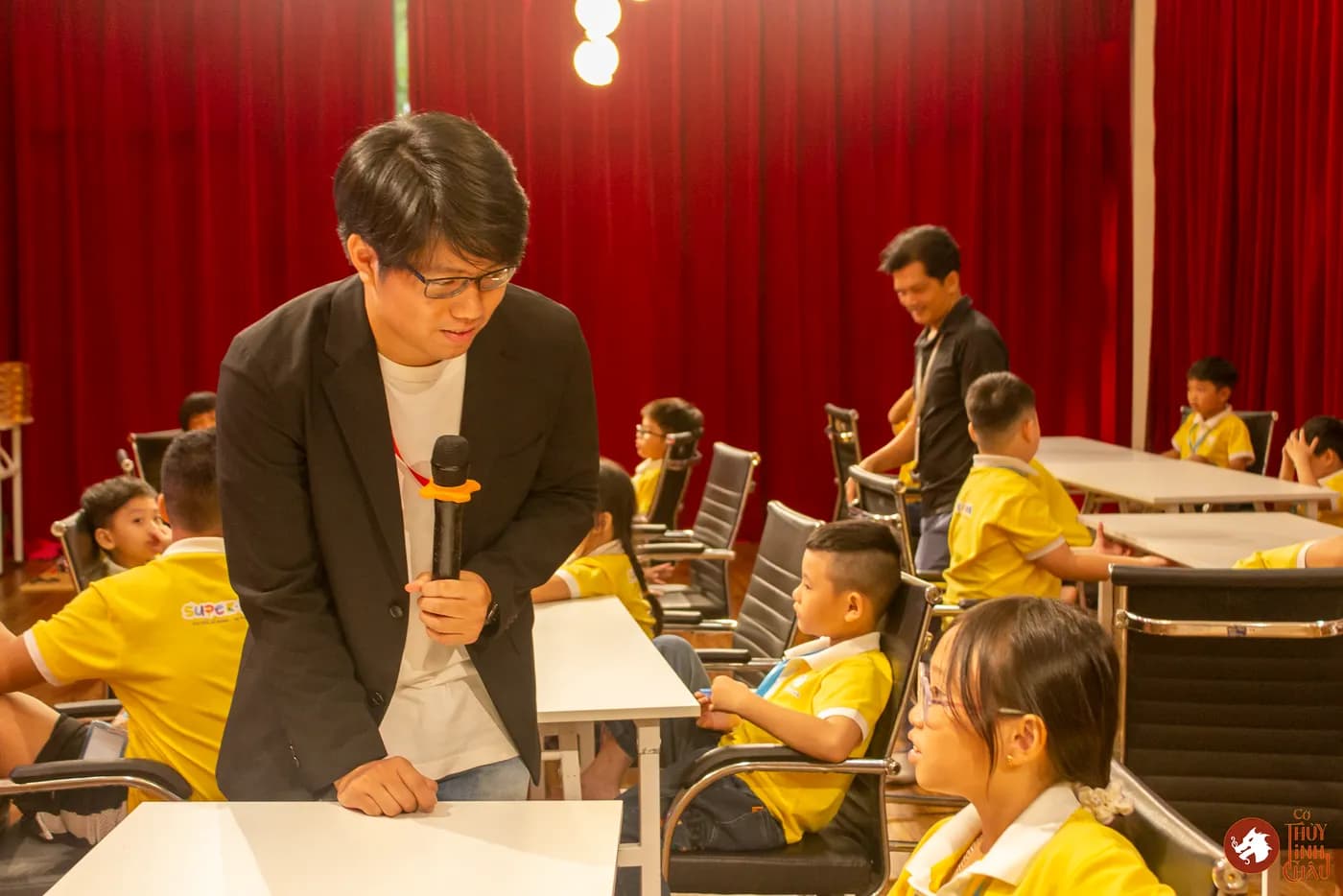 Hình ảnh các em học sinh trải nghiệm Cờ Thủy Tinh Châu trong khóa học mùa hè Super Kids do Nhà Văn hóa Thanh niên Thành phố Hồ Chí Minh tổ chức.