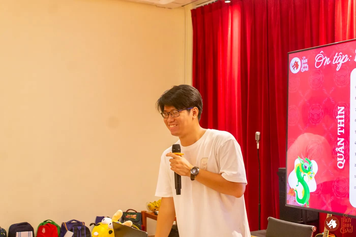 Hình ảnh các em học sinh trải nghiệm Cờ Thủy Tinh Châu trong khóa học mùa hè Super Kids do Nhà Văn hóa Thanh niên Thành phố Hồ Chí Minh tổ chức.