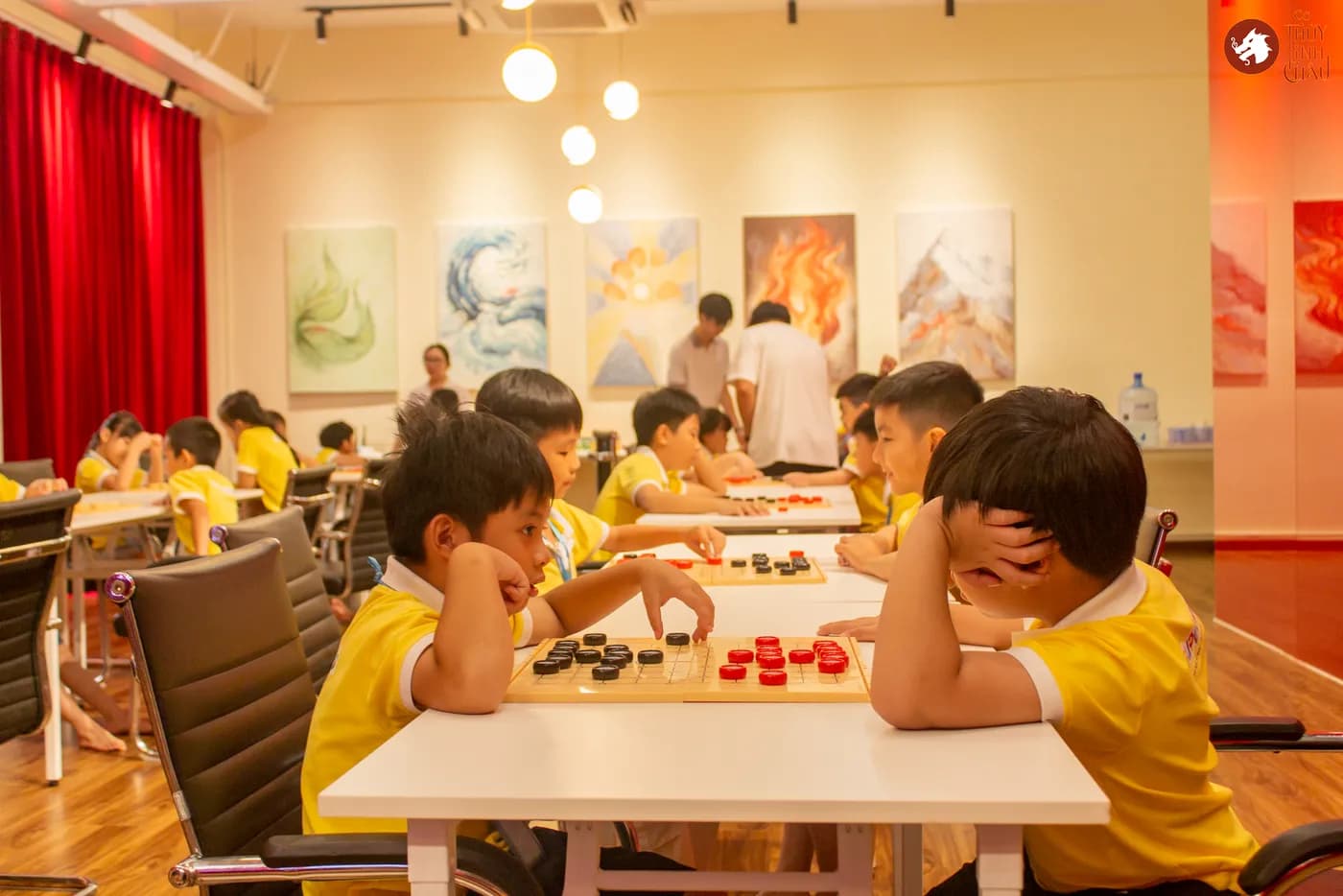 Hình ảnh các em học sinh trải nghiệm Cờ Thủy Tinh Châu trong khóa học mùa hè Super Kids do Nhà Văn hóa Thanh niên Thành phố Hồ Chí Minh tổ chức.