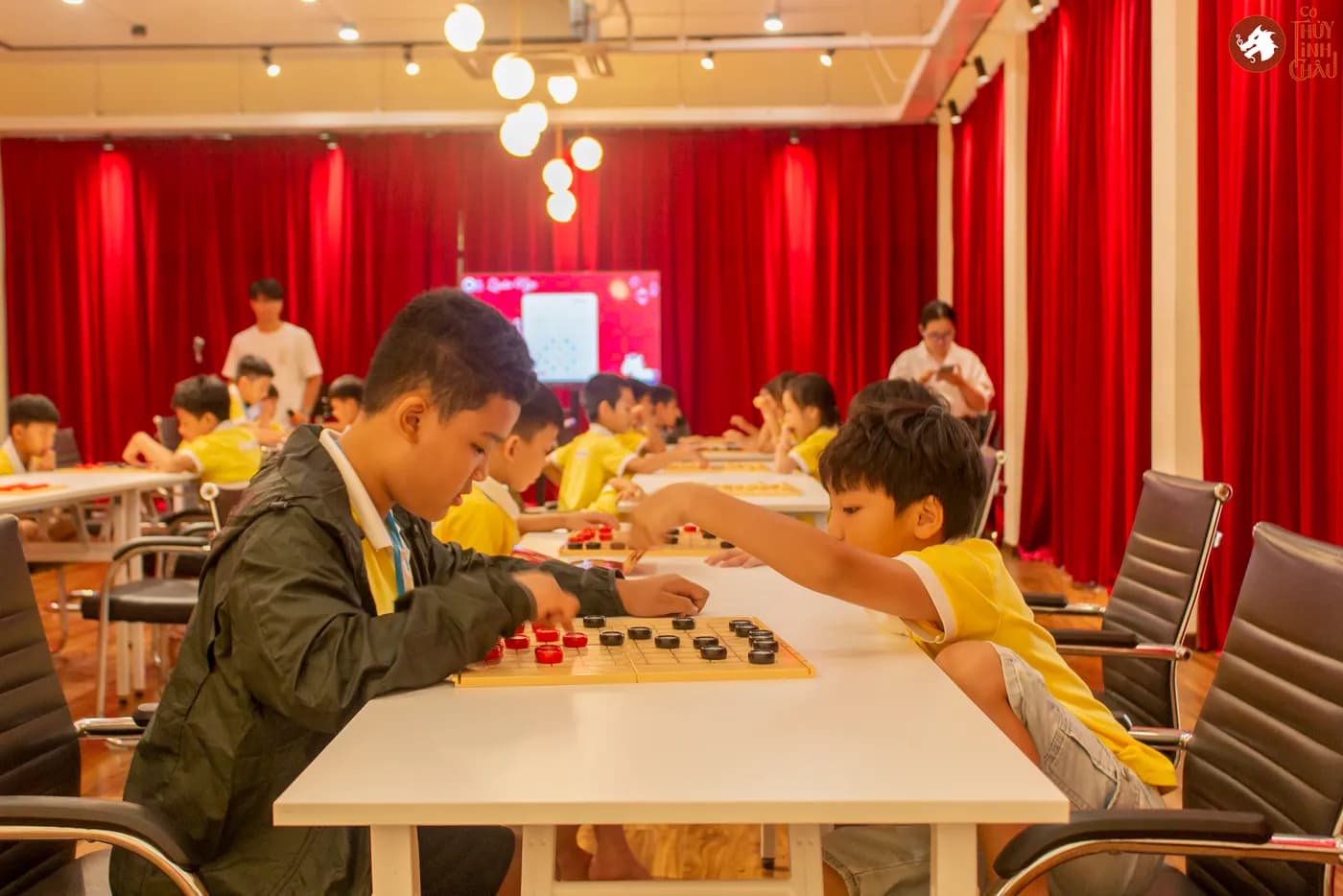 Hình ảnh các em học sinh trải nghiệm Cờ Thủy Tinh Châu trong khóa học mùa hè Super Kids do Nhà Văn hóa Thanh niên Thành phố Hồ Chí Minh tổ chức.